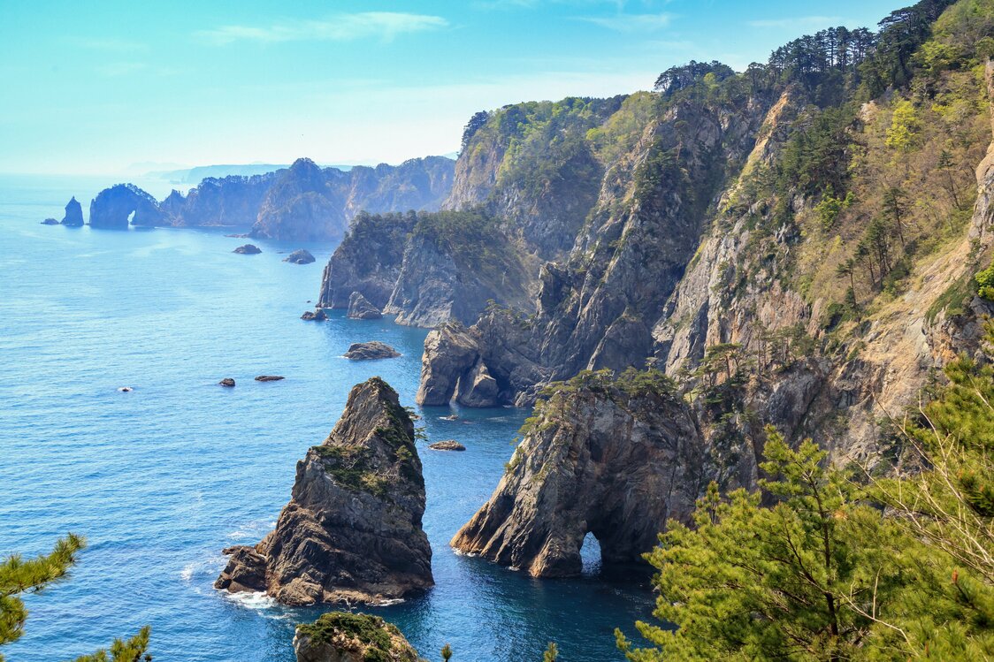 岩手・北山崎の断崖は、高さは最大で200メートルに達する　写真：PIXTA