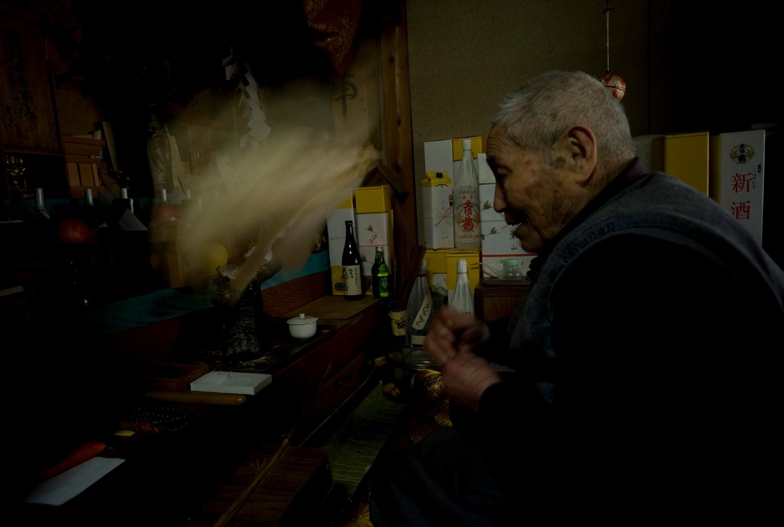 2009年頃、高知県香美市の山奥に暮らしていた97歳の「太夫」。祈祷（きとう）のやり方を見せてくれた　©Takaaki Yagisawa 2024
