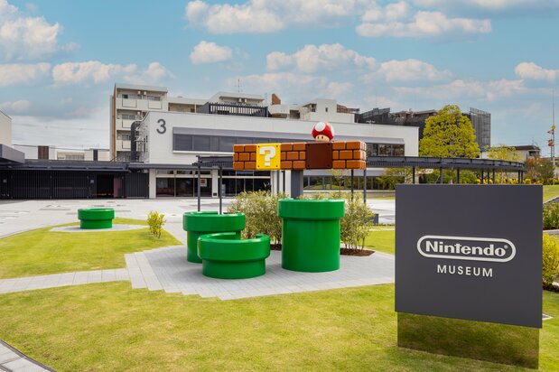 Двор у входа в Музей Nintendo. Мир игры Mario наверняка порадует посетителей музея
