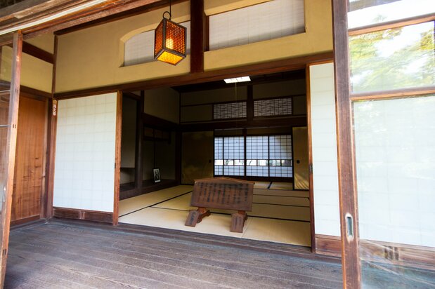 Beyond the veranda lies the formal Japanese kamizashiki room created for Shibusawa. To allow for peaceful relaxation, a second floor was not built above this room.