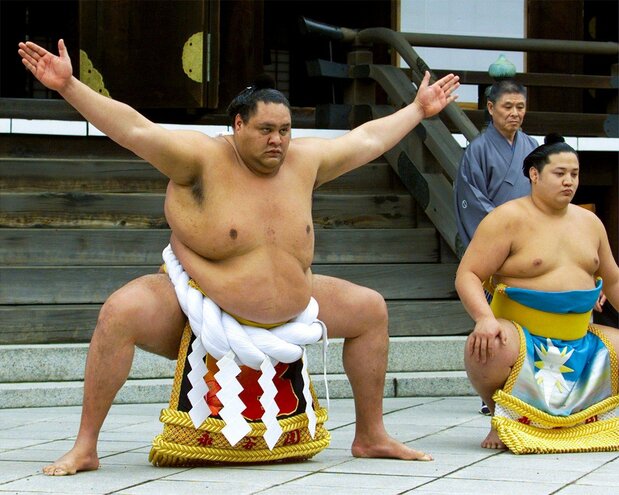 Le lutteur Akebono (gauche), en avril 1999 au sanctuaire Yasukuni de Tokyo (Reuters)