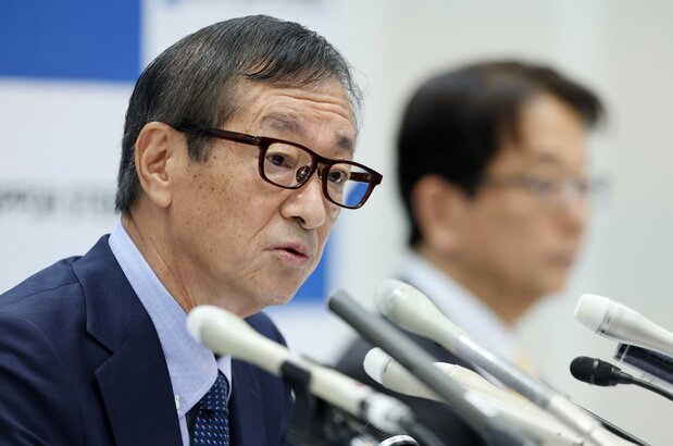 USスチールの買収手続き完了を受け、記者会見する日本製鉄の橋本英二会長(時事)