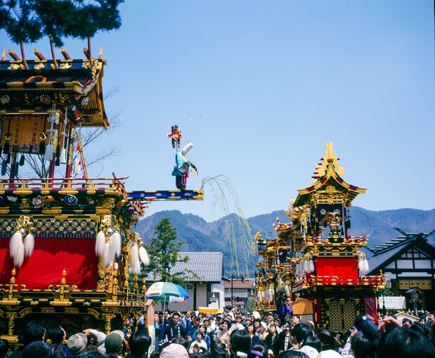 The second day features a stately procession of gorgeous floats belonging to the city’s various neighborhoods. Karakuri mechanical puppet plays and children’s kabuki are also performed during the festival. (© Haga Library)