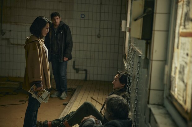 Sayoko usa sus “ojos de serpiente” para silenciar incluso a los grandes nombres que antaño controlaron la fundación. © Cinéfrance Studios – Kadokawa Corporation - Tarantula