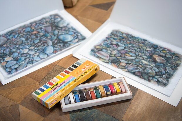 Un artista quedó prendado de un juego de gises pastel e hizo por primera vez una obra con este material.