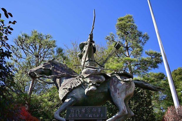 穴八幡宮の一の鳥居脇にある流鏑馬射手像