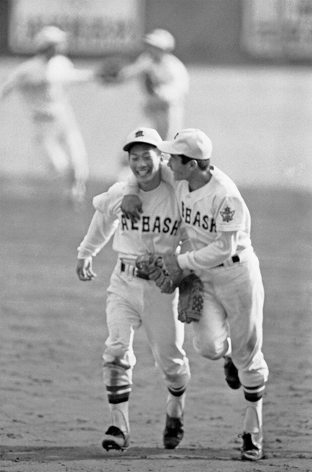 甲子園史上初の完全試合が達成され喜びを分かち合う松本稔さんと、遊撃手の堺晃彦さん(岡沢克郎/アフロ)