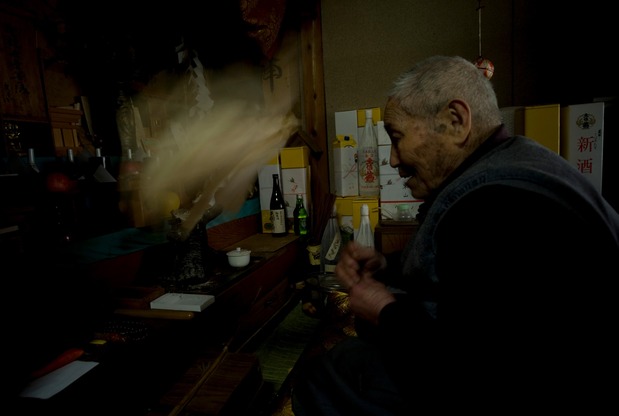 Примерно в 2009 году в горах города Ками префектуры Коти жил 97-летний таю, и он показал нам, как совершать молитву (© Ягисава Такааки, 2024)