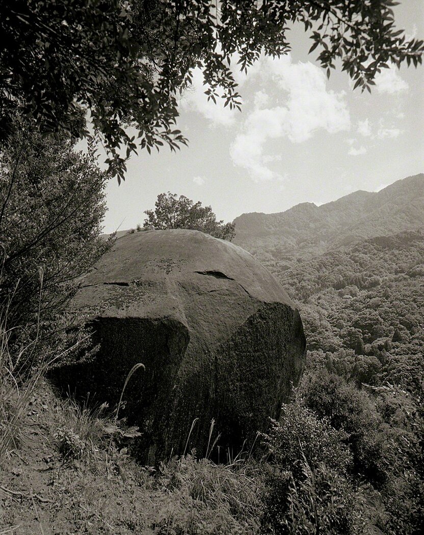伫立在悬崖的圆形巨岩（摄影：大坂宽）