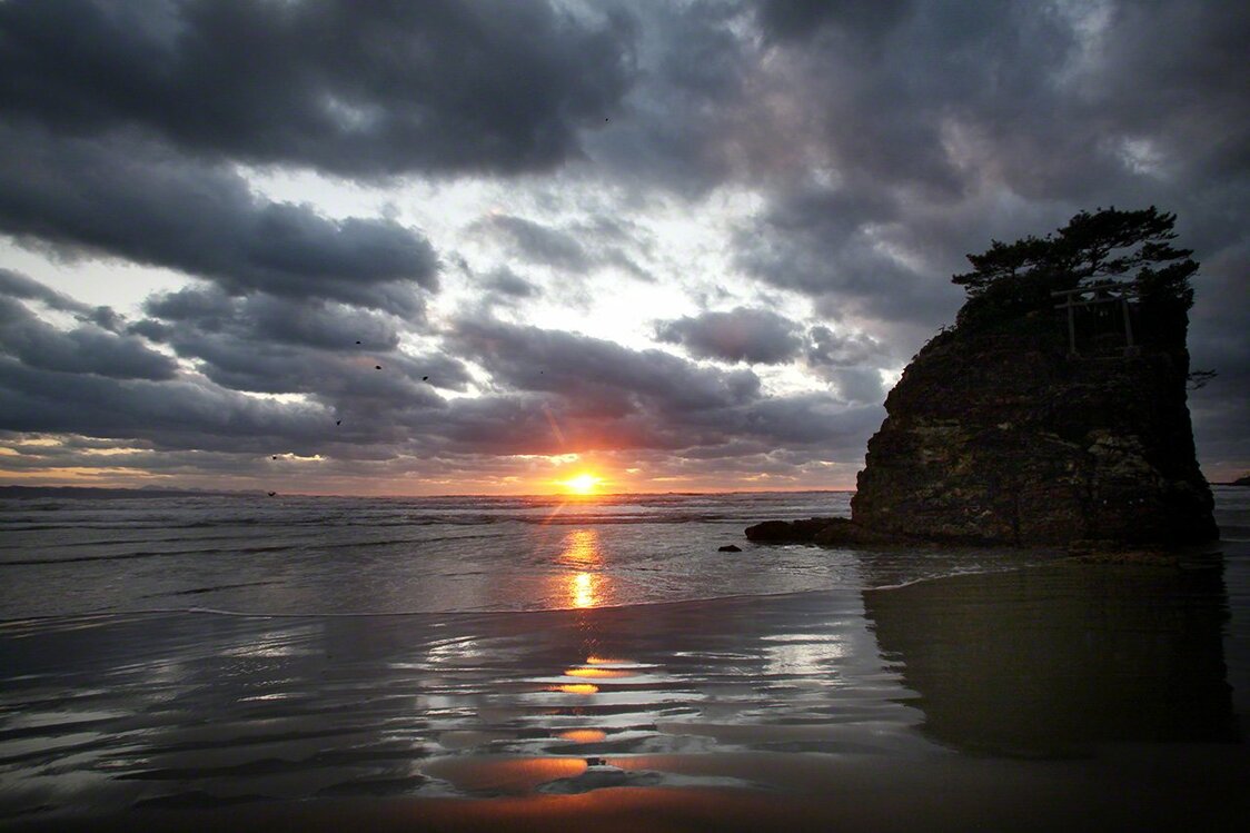 Coucher de soleil sur Bentenjima, une île située au milieu de la plage d’Inasa.