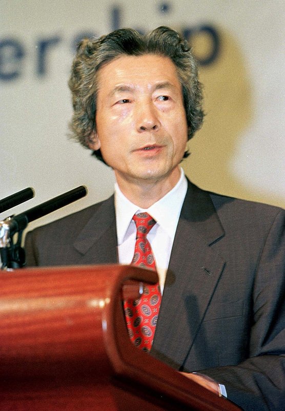 訪問中のシンガポールで政策演説を行う小泉純一郎首相。
