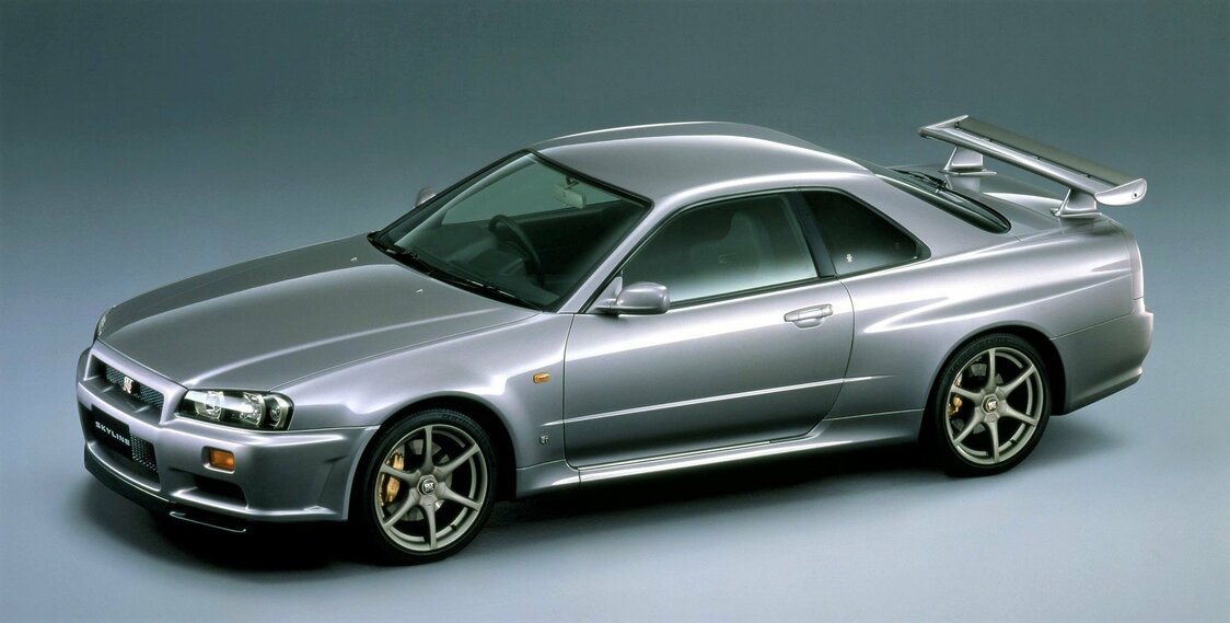 سيارة نيسان سكايلاين GT-R (طراز BNR34) التي تم إصدارها في شهر يناير/كانون الثاني من عام 1999. كانت آخر سيارة GT-R مزودة بمحرك ذي ست أسطوانات. © نيسان.
