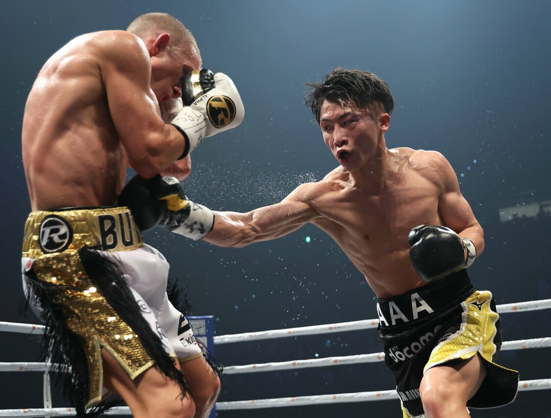 Inoue Naoya (right) scores a hit against Paul Butler in the bantamweight unification match at Ariake Arena in Tokyo on December 13, 2022. (© Jiji)
