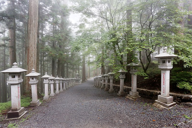 三峯神社（埼玉県秩父市）の参道。