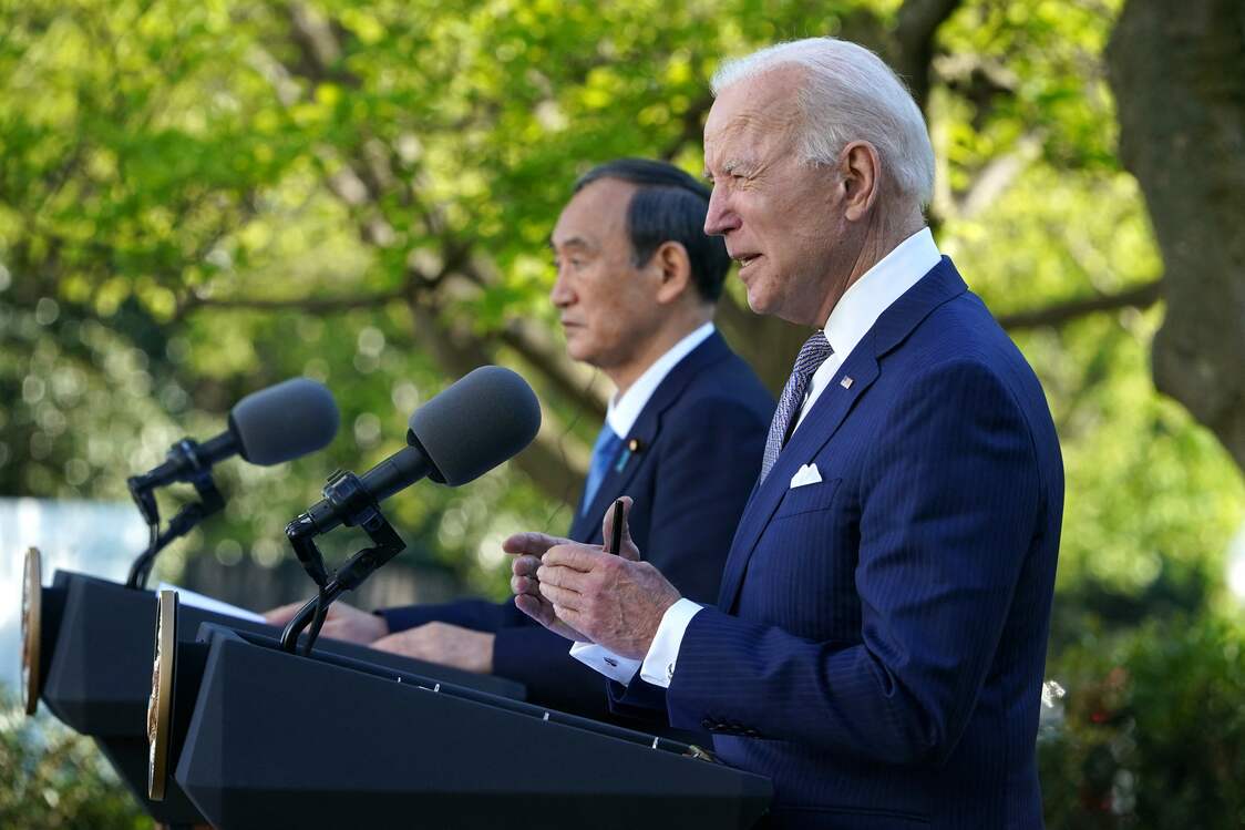 Le Premier ministre Suga et le président Biden lors d’une conférence de presse apèrs leur sommet à Washington le 16 avril 2021. (© AFP/Jiji)