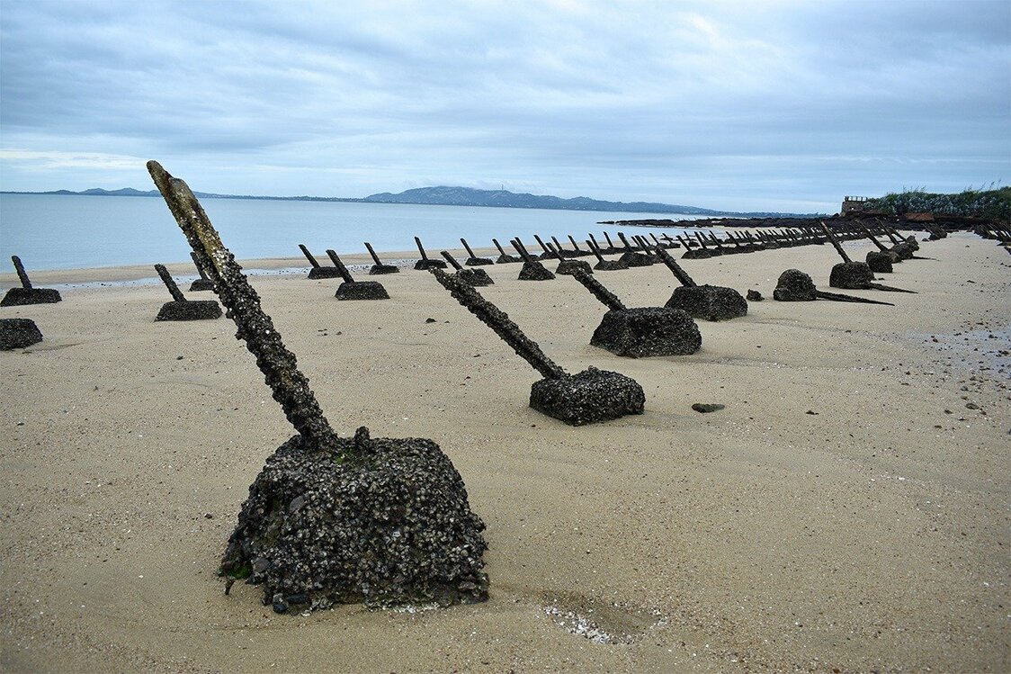 金門島の海岸に残る、敵の上陸を防ぐための「軌条砦」