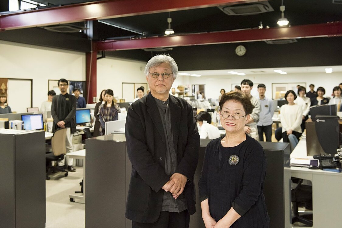本社のスタッフたちと、松場登美（右）、大吉夫妻