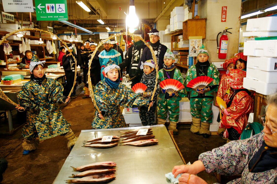 巧みな玉すだれ芸も見せる