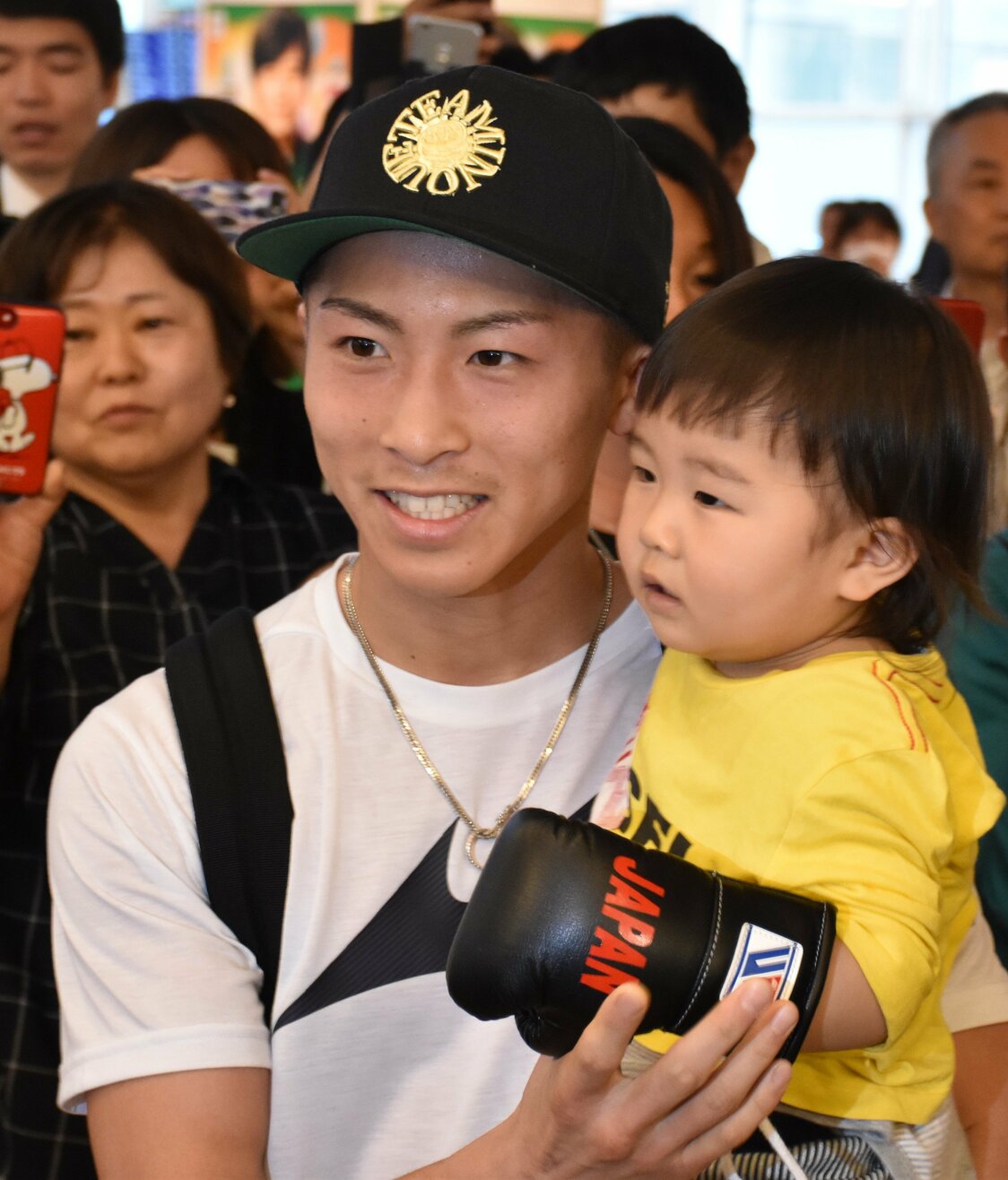 WBSSの準決勝で勝利し、笑顔で帰国した井上尚弥＝2019年5月21日、東京、羽田空港（時事）