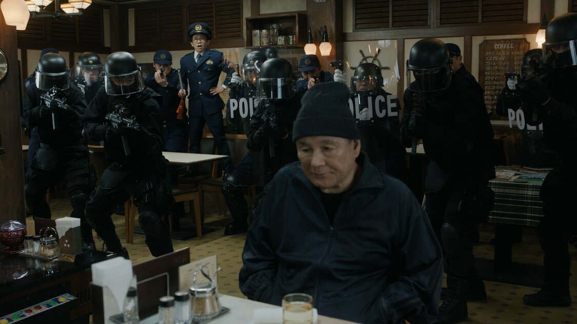 警察の特殊部隊に包囲されるねずみ。何かがおかしい……？ ©2025 Amazon Content Services LLC or its Affiliates.