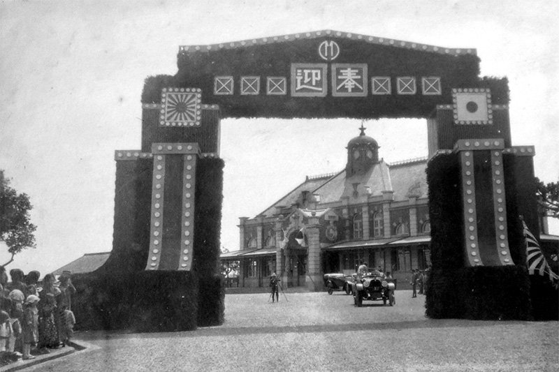 皇太子の台湾行啓は全12日間の行程だった。新竹尋常高等小学校や新竹神社を訪れている（新元久氏所蔵）。