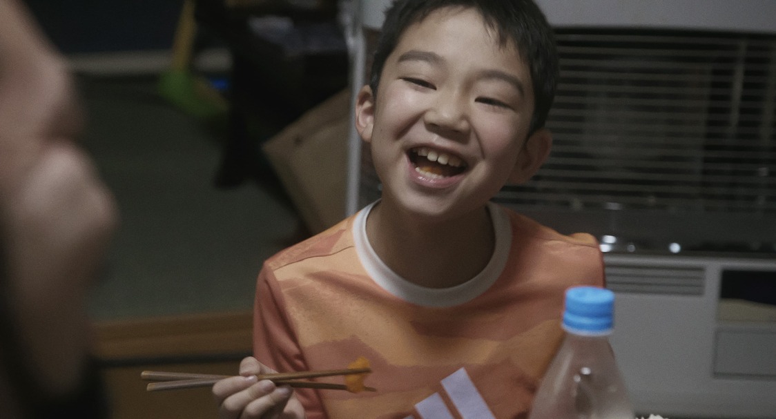 Motoki se muestra juguetón e inocente durante uno de los primeros días de rodaje. (© 2024 Takeshi Fukunaga/AINU PURI Production Committee)