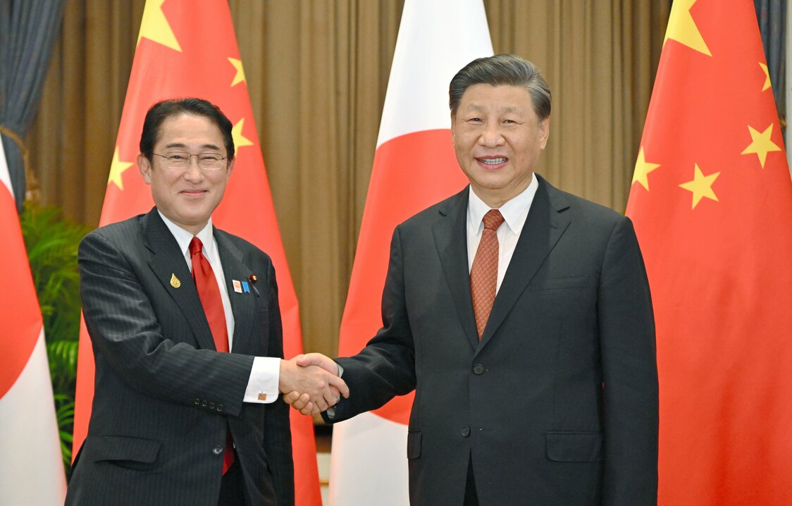 会談の冒頭で握手する岸田文雄首相（左）と中国の習近平国家主席＝2022年11月17日、タイ・バンコク［代表撮影]（時事）