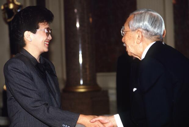 来日したアキノ・フィリピン大統領と握手される昭和天皇=1986年11月10日、東京・元赤坂の迎賓館(時事)