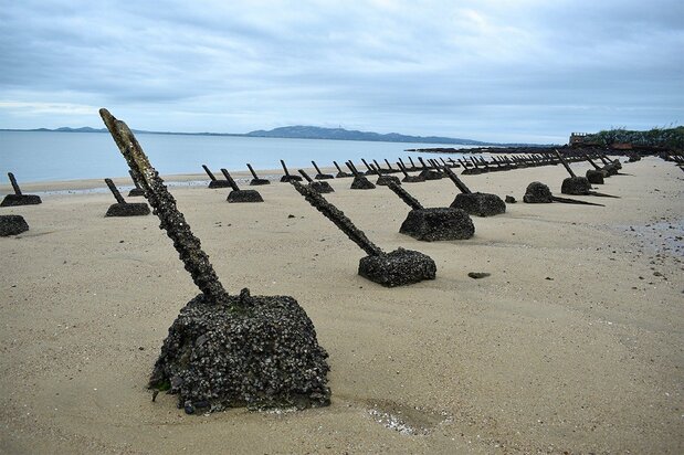 金門島の海岸に残る、敵の上陸を防ぐための「軌条砦」