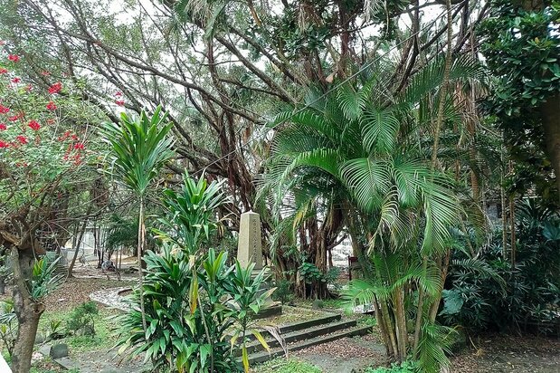 クールベ始め、フランス人らを悼む墓地。真ん中に建つ碑は日本時代に建てられた