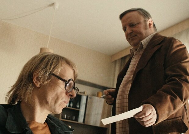グンダーマンに対し、ある人物の調査を依頼するシュタージのエージェント © 2018 Pandora Film Produktion GmbH, Kineo Filmproduktion, Pandora Film GmbH & Co. Filmproduktions- und Vertriebs KG, Rundfunk Berlin Brandenburg
