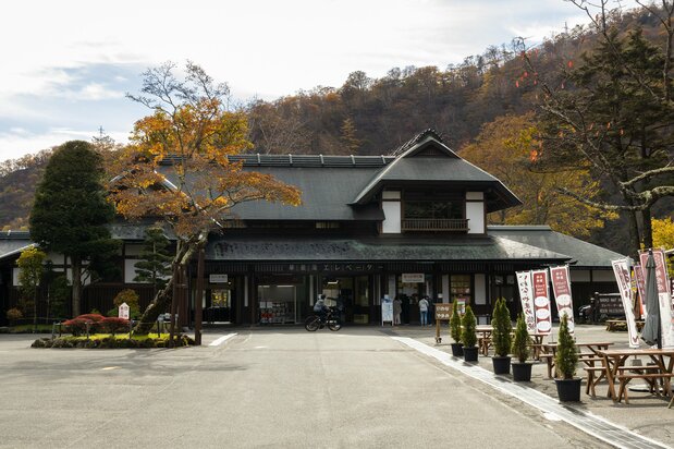 The Kegon Waterfall Elevator building, to the right of the lookout, where visitors can take an elevator down to the foot of the waterfall. The round-trip fare is ¥570 for adults and ¥340 for children.