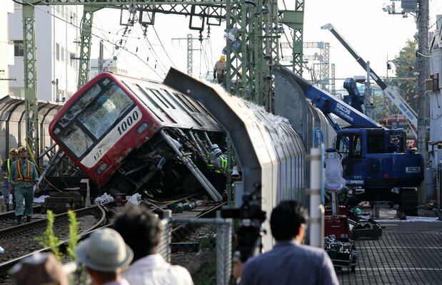 Equipment is brought in on September 6, 2019, to clear the line where the crash occurred in Yokohama. (© Jiji)
