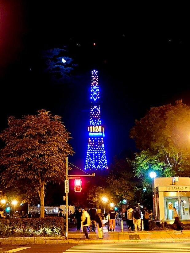 Sapporo TV Tower at night. (© Li Kotomi)