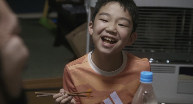 Motoki se muestra juguetón e inocente durante uno de los primeros días de rodaje. (© 2024 Takeshi Fukunaga/AINU PURI Production Committee)