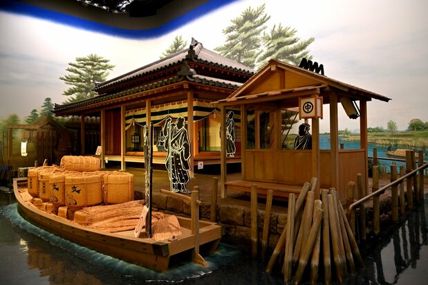 「中川船番所資料館」(江東区大島)で常設展示している原寸大ジオラマ。建屋左に描かれた周囲の風景の中に、広重の絵に登場する番所の柵が見える