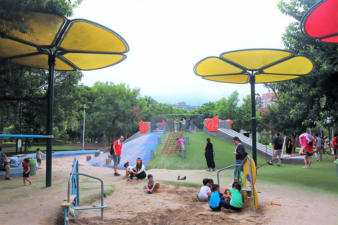 設於榮星公園裡的臺北市第一座共融式遊戲場（筆者攝影）