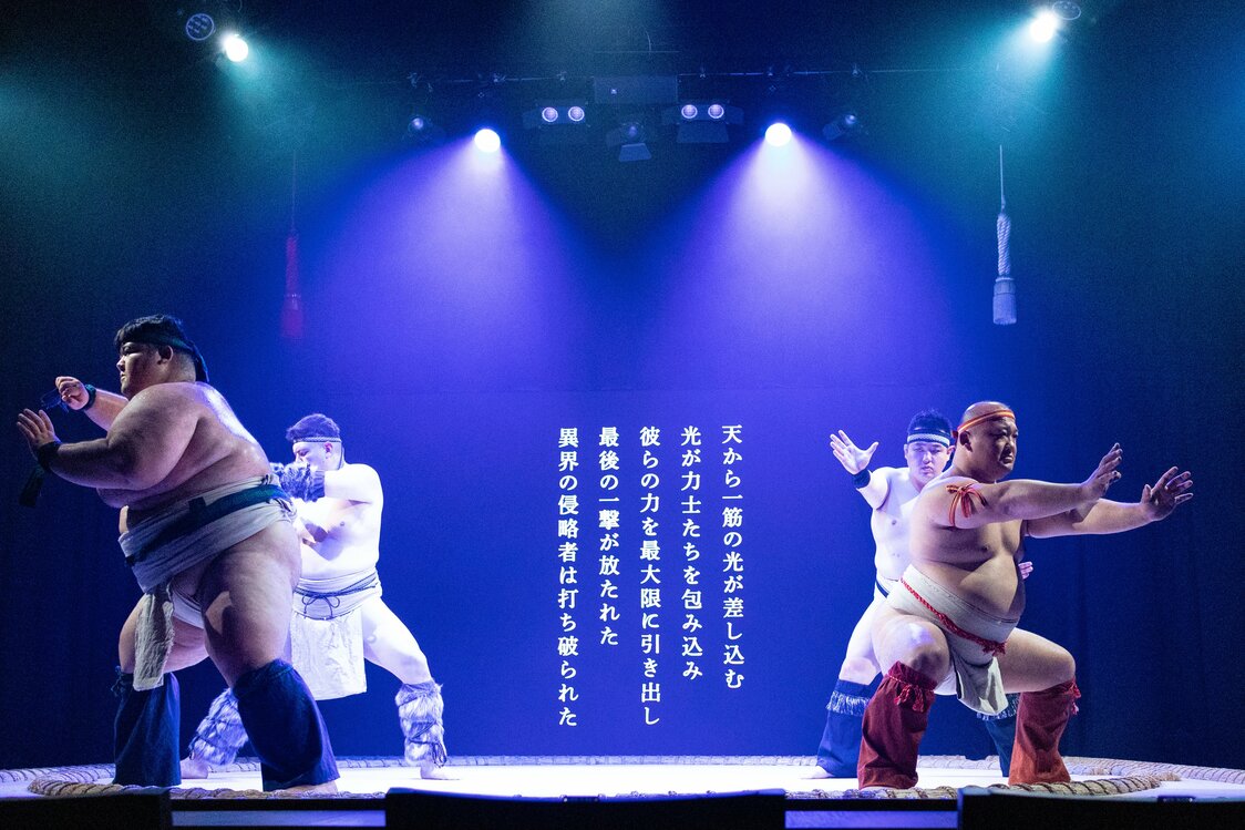 《相扑纪事》用音乐和灯光来展示力士的神圣感