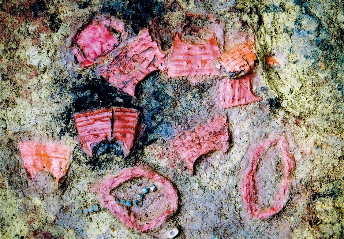 Ornamentos lacados exhumados del Enterramiento 119 del yacimiento arqueológico de Karinba, en Hokkaidō. (Fotografía cortesía del Centro de Documentación Etnográfica Municipal de Eniwa)
