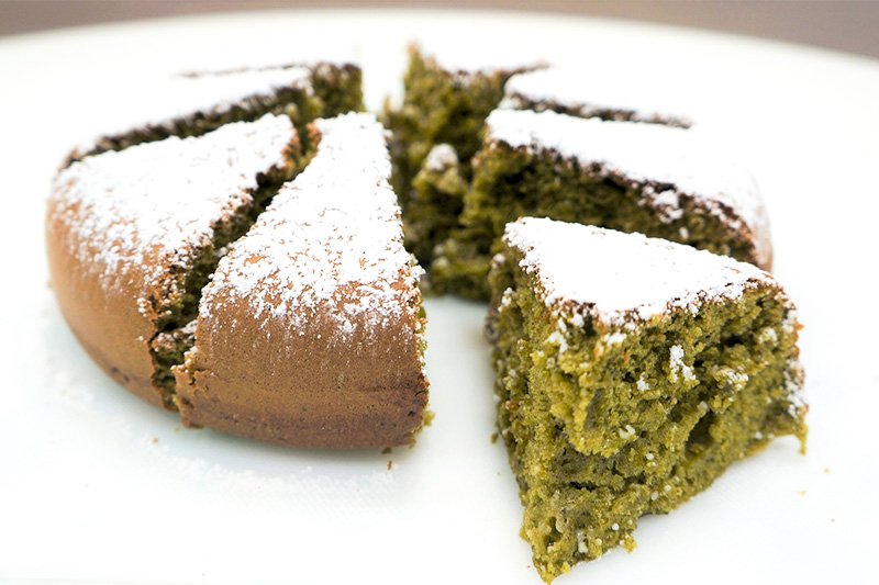 Cubrimos nuestro pancake de matcha con azúcar en polvo, pero también se pueden utilizar otros aderezos como nata batida, anko (pasta de judía roja) u otros ingredientes que vayan bien con el té verde.