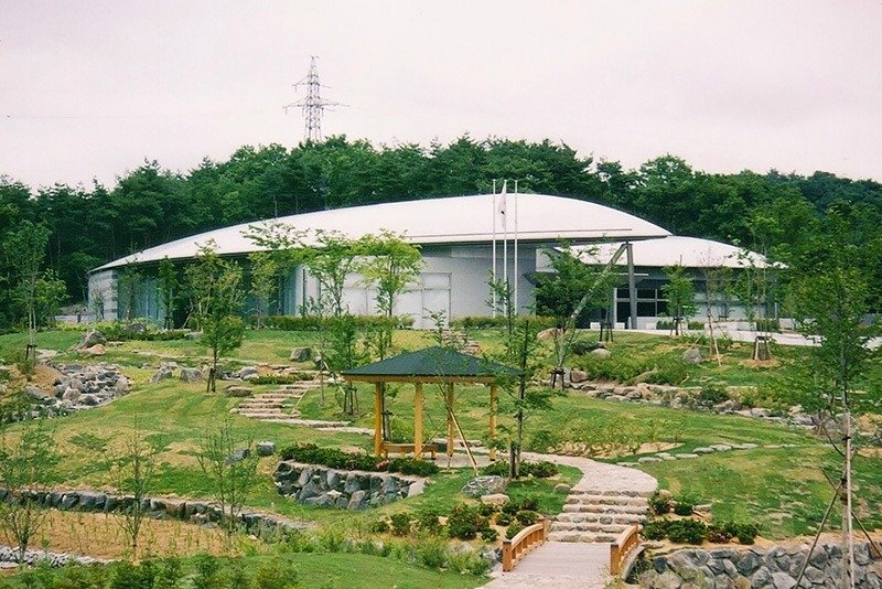 El museo está situado dentro del amplio Parque Higashigaoka (Fotografía por cortesía del Museo Municipal de Minami Sōma)