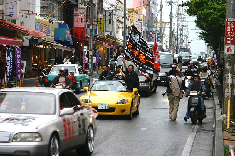 沖縄県で、成人式後に市街地でオープンカーなどを乗り回す新成人たち／2004年（写真提供＝時事）