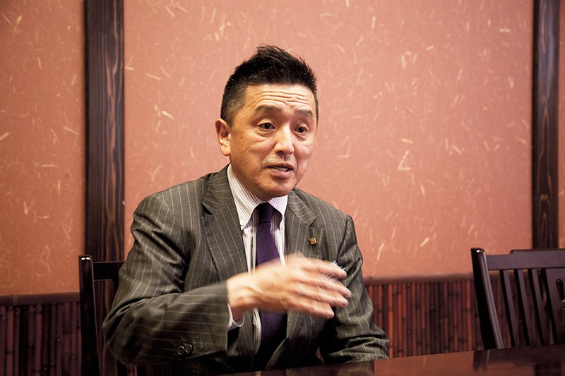 The fifth-generation owner of the restaurant, Takaoka Shūichi, says his grandfather came up with the idea for the beef “tsukudani” sold as a take-away gift at the restaurant.
