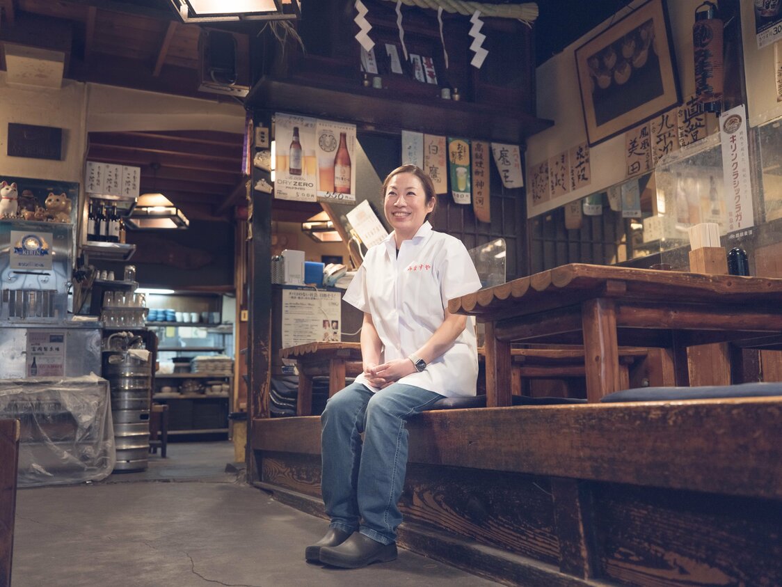 4代目として店を切り盛りする岡田かおりさん　写真：松園多聞