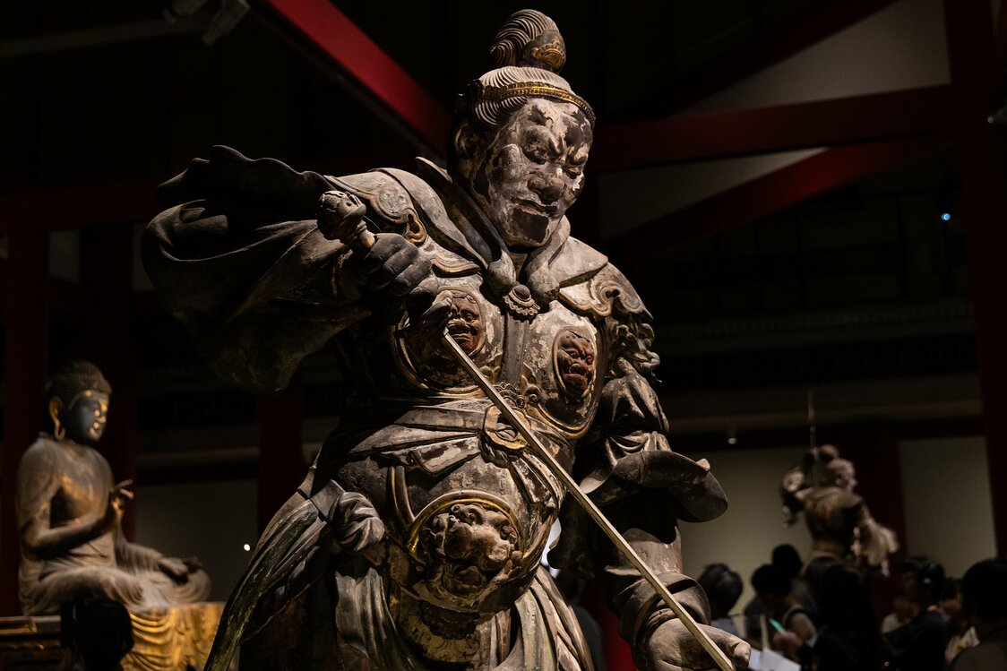 増长天的表情中，传达出他要竭力阻止妖魔鬼怪接近本尊的气概