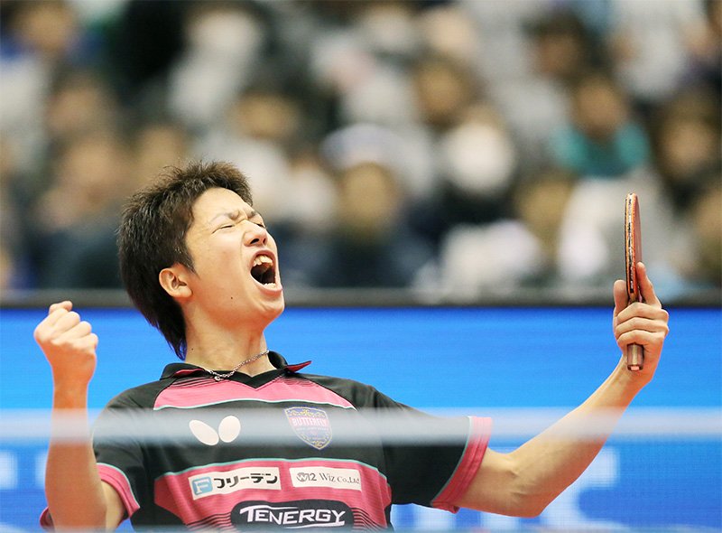 全日本卓球男子シングルス決勝。歴代単独最多となる9度目の優勝を遂げ、歓喜する水谷隼　2017年1月22日（時事）
