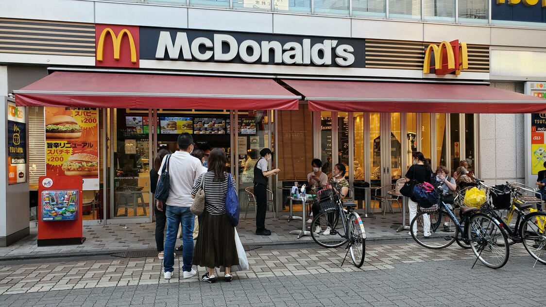东京的一家麦当劳门店前排队的顾客（摄影：笔者）