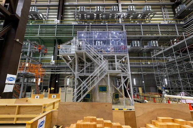 El tanque de agua para las pruebas con robots está en el centro, y el pasamanos naranja de la izquierda es de una “escalera maqueta” que puede simular varias escaleras del edificio del reactor. (Fotografía del autor)