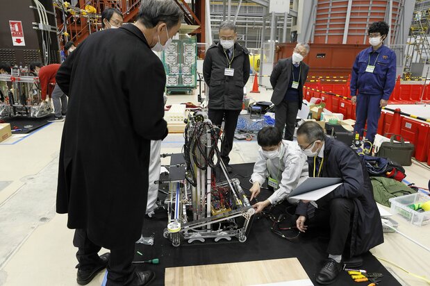 Entre prueba y prueba, los jueces comprobaban los mecanismos de cada robot.