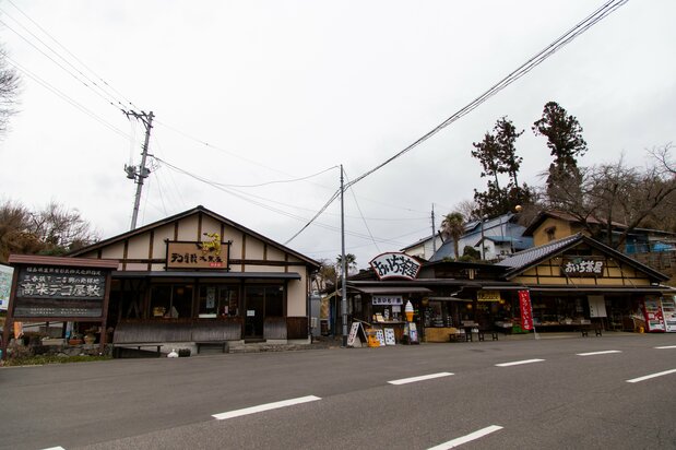 À gauche, une boutique où sont vendues les figurines hariko (Daikokuya Bussankan). À droite, une aire de restauration.